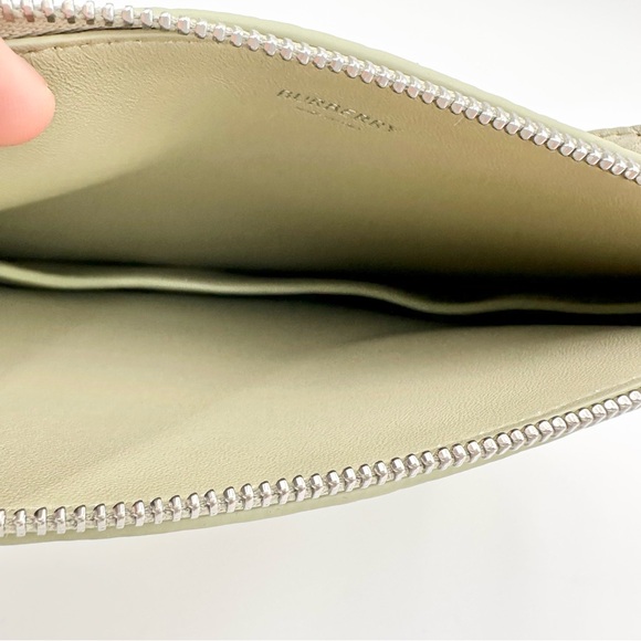 GIFTED Burberry Chess leather minibag - Picture 8 of 9